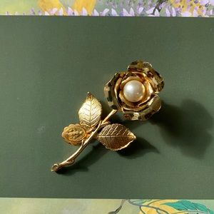 3D Vintage Gold Plated Christmas Rose with Faux Pearl.